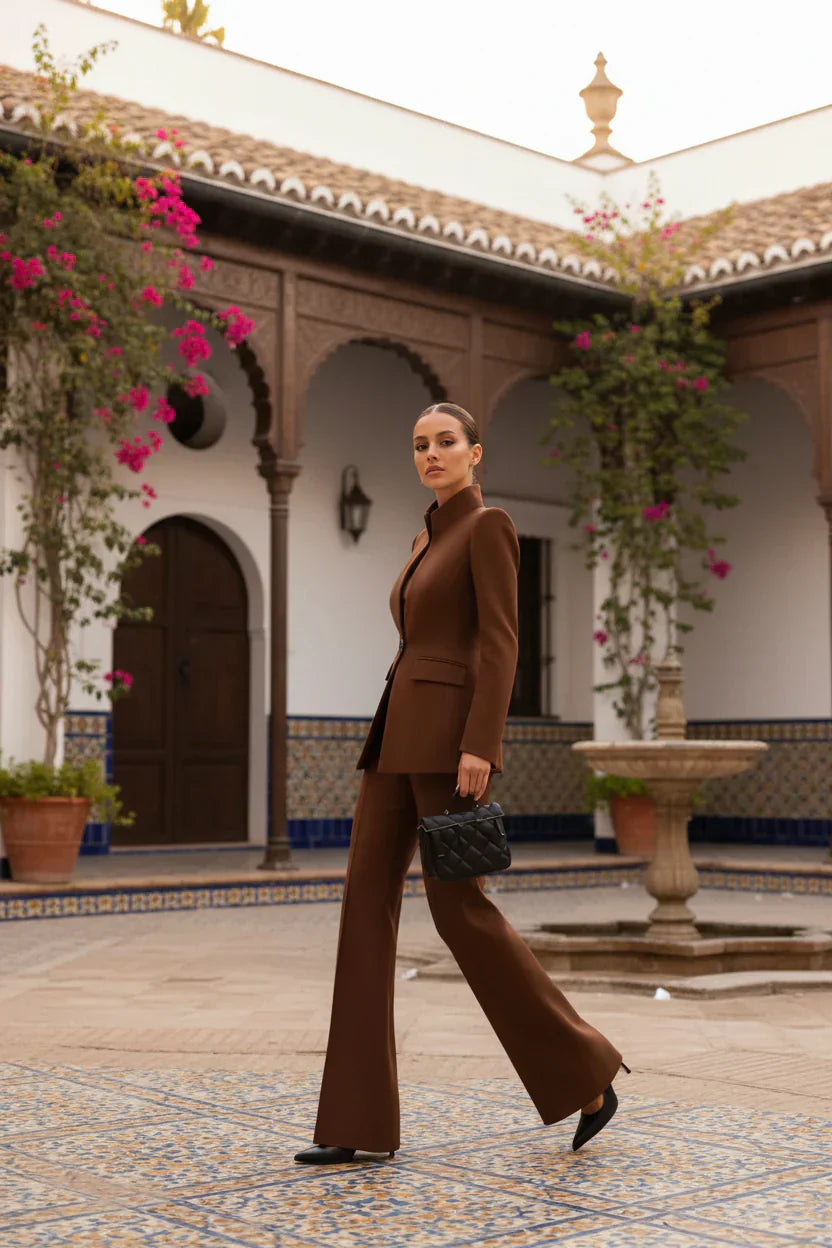 Veste blazer marron et pantalons palazzo Danoir Paris pour un look élégant et moderne, portée dans un style de vie décontracté.