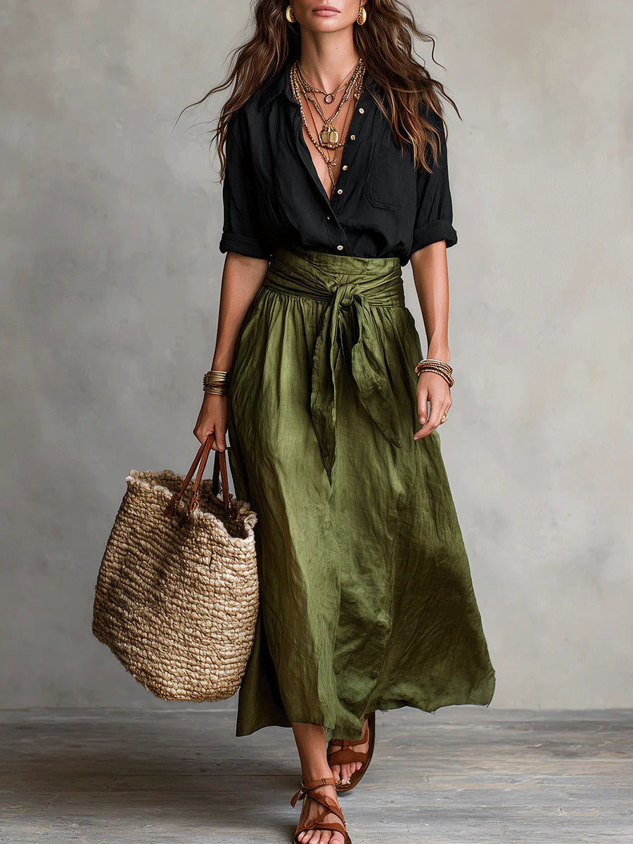 Vera ensemble deux pièces Danoir Paris avec t-shirt noir et jupe midi vert olive, vue de face.