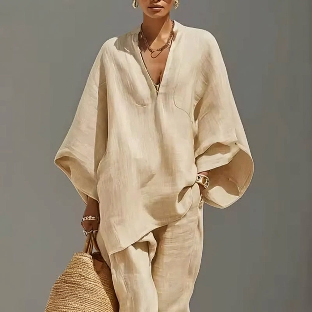 Ensemble décontracté à deux pièces Marina Danoir Paris avec col V pour femme, image en haute qualité montrant détails et tissu.