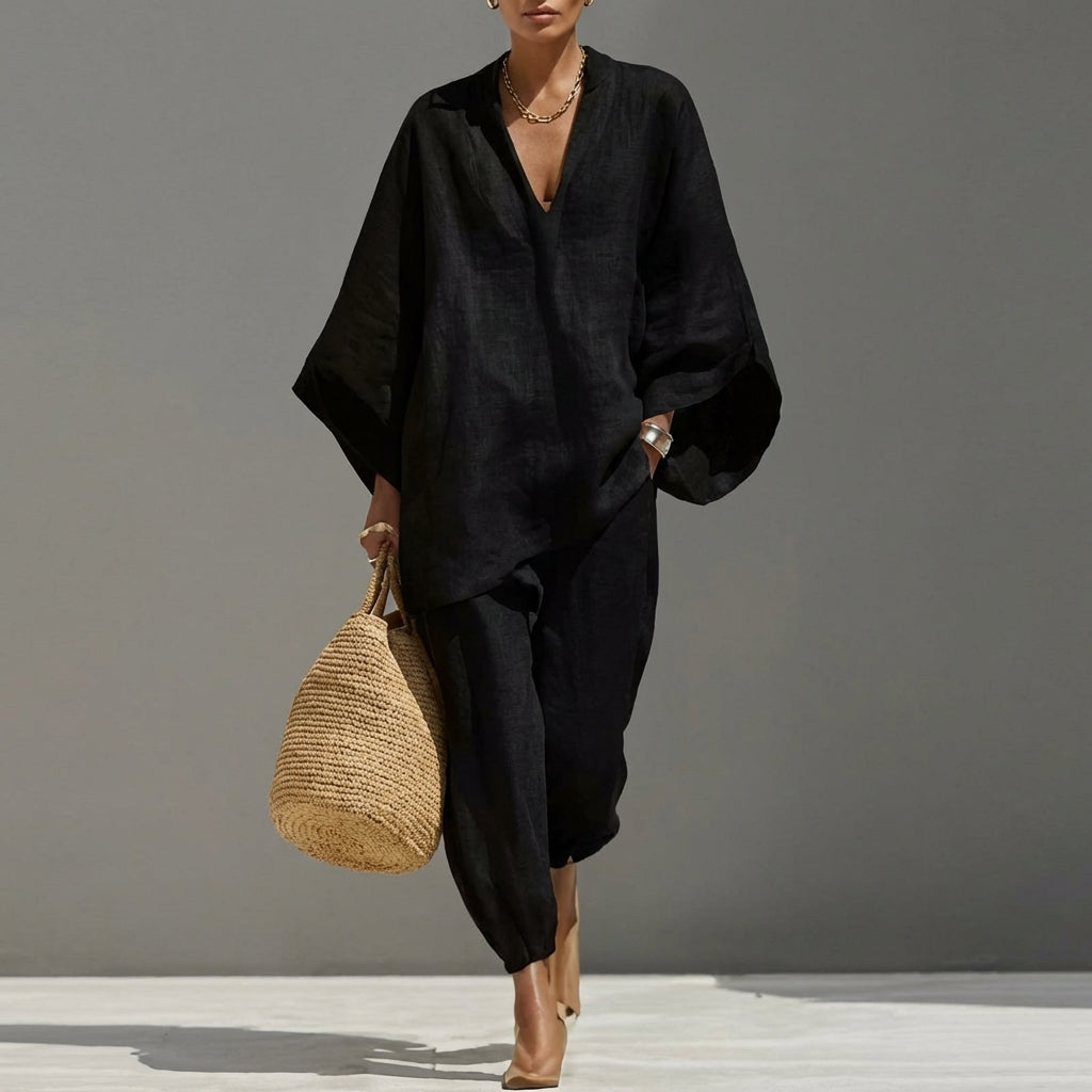Ensemble casual à deux pièces Danoir Paris, veste à col en V et pantalon noir pour femme, porté en image.