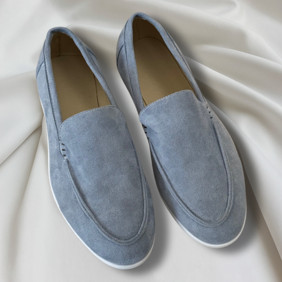 Mocassins élégants Danoir Paris en daim premium, vue de côté, avec finition raffinée et semelle en caoutchouc.