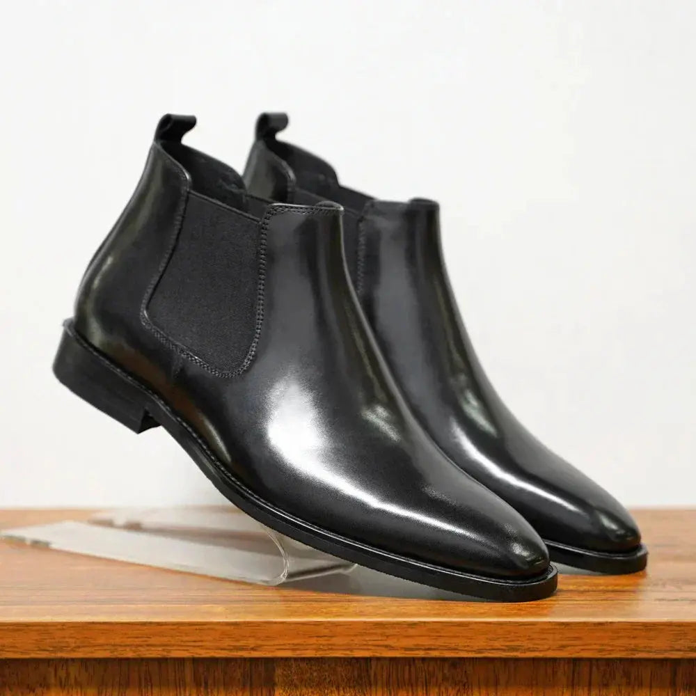 Bottines Chelsea en cuir raffiné Blake™ de Danoir Paris, montrant la silhouette élégante et les détails en cuir brillant.