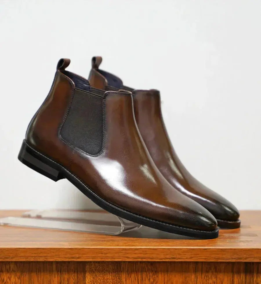 Bottines Chelsea en cuir raffiné Blake™ de Danoir Paris, vue de côté, avec semelle en caoutchouc et design élégant.