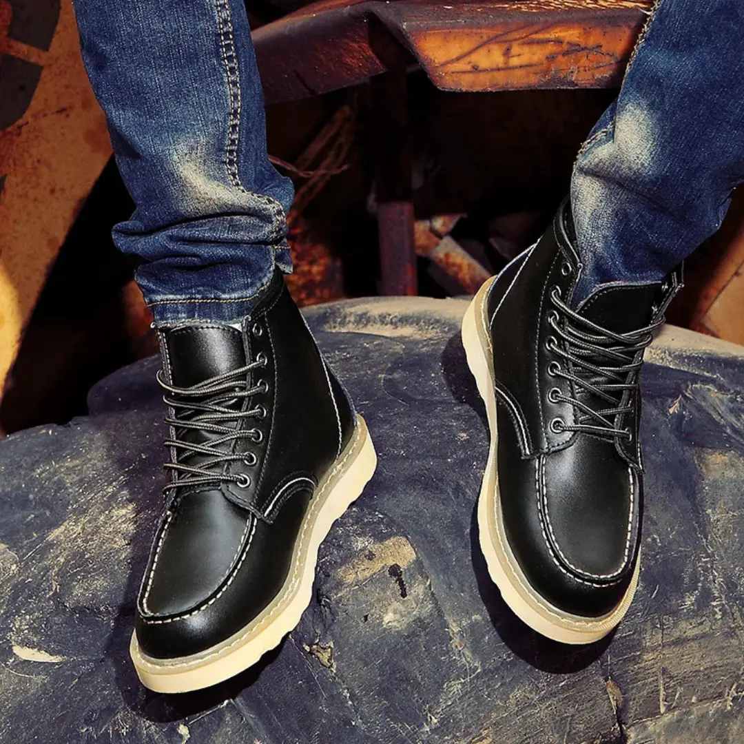 Bottes en cuir vintage Cole™ de Danoir Paris, avec détails en cuir patiné et semelle robuste, vues de face sur fond neutre.