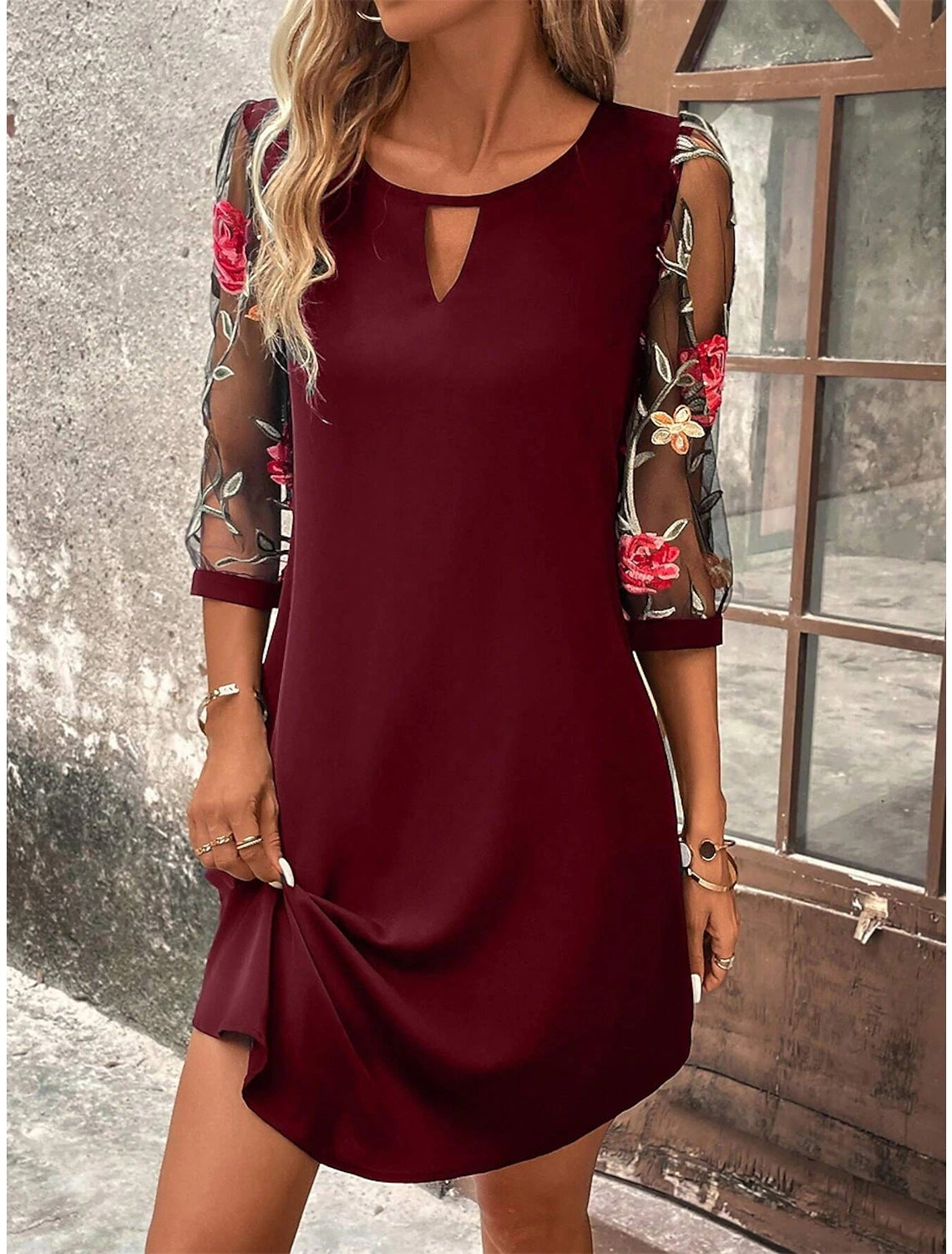 Robe d'été élégante Sofia de Danoir Paris, tissu léger avec détails floraux, portée avec ceinture pour un style chic et confortable.