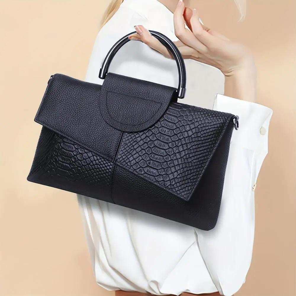 Sac à main Danoir Paris Cassandra avec motif crocodile opulent, sac élégant en cuir noir et design sophistiqué.