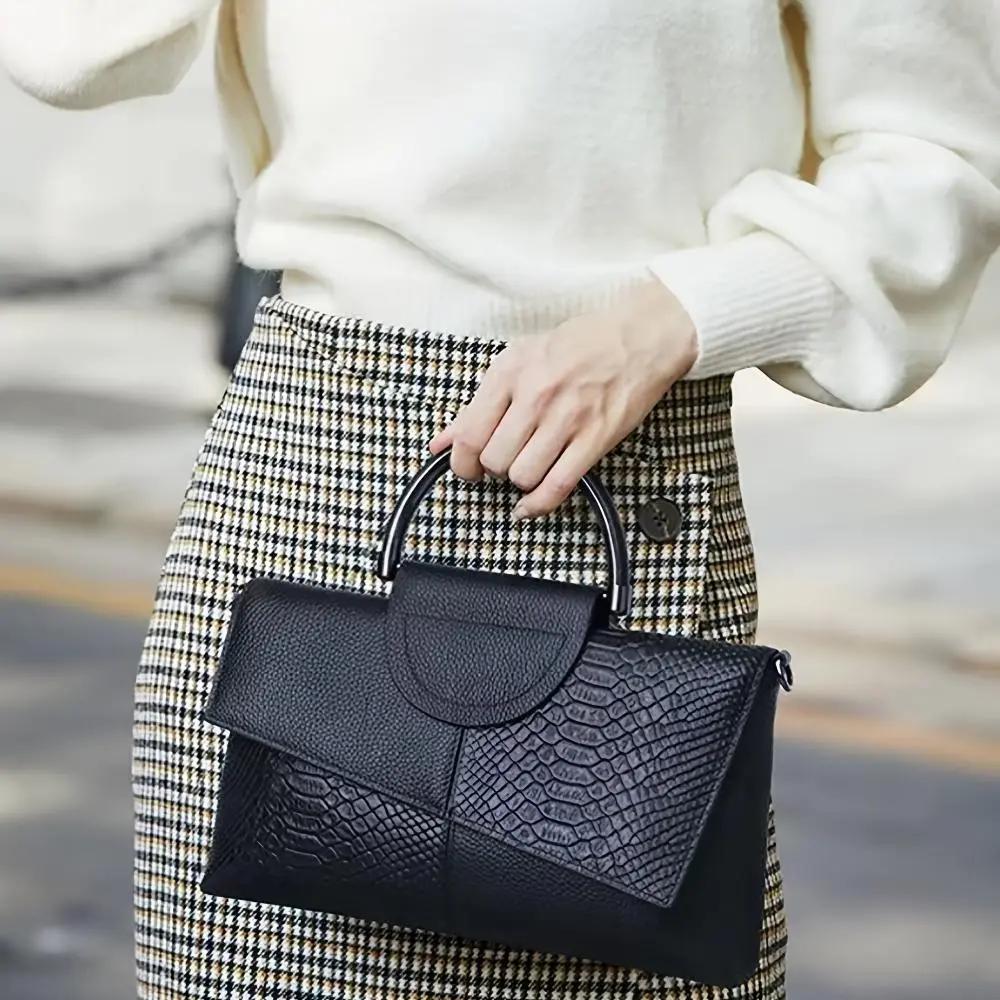 Sac à main Danoir Paris Cassandra avec motif crocodile opulent, en cuir noir élégant et sophistiqué.