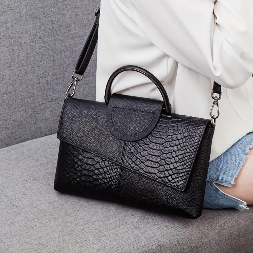 Sac à main Danoir Paris Cassandra avec motif crocodile opulent, sac élégant en cuir noir avec détails sophistiqués.