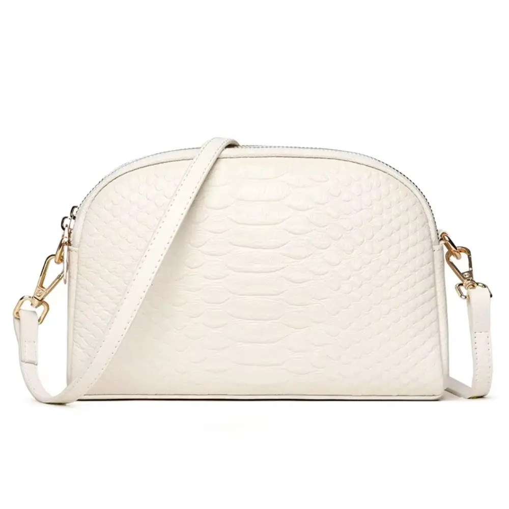 Mini sac à bandoulière en simili cuir avec motif crocodile, signé Danoir Paris, couleur beige naturel.