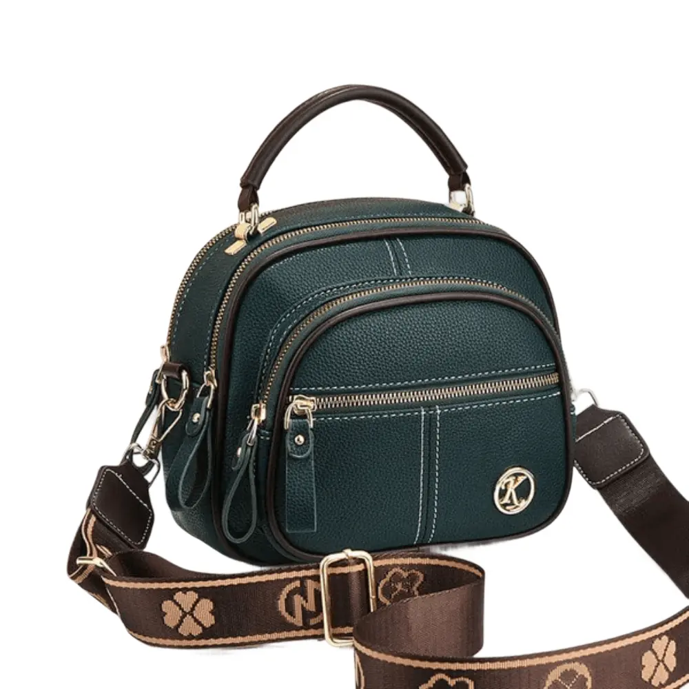 Sac à bandoulière Fiona chic et classique de Danoir Paris, en cuir noir avec détails élégants, vue de côté.