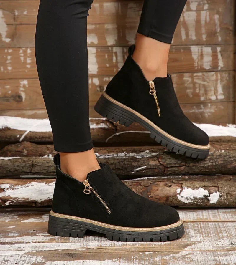 Bottines confort Alessia Danoir Paris en cuir noir lisse, vue de profil