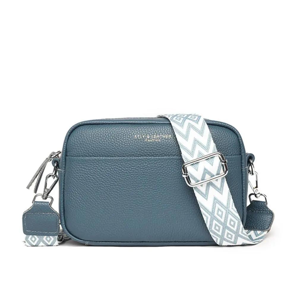 Sac à bandoulière en cuir genuino pour femmes, élégant et croisé, de la marque Danoir Paris, en couleur naturelle.