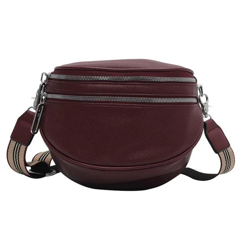Sac à bandoulière Danoir Paris Mira, sac chic et polyvalent en cuir avec poche avant et bandoulière ajustable, vue de face.