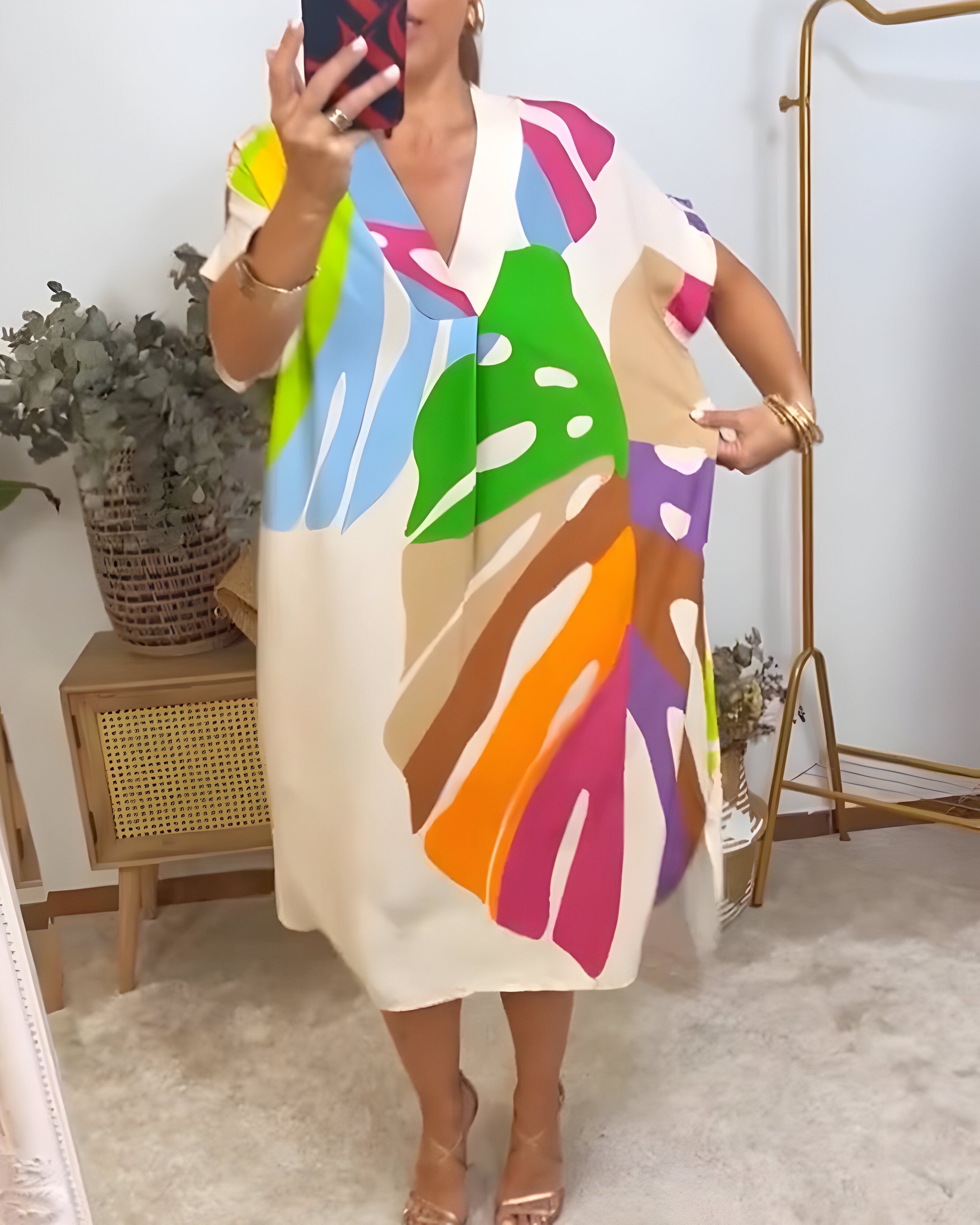 Robe décontractée colorée Rosaline de Danoir Paris, tissu léger et coupe confortable, portée en situation décontractée.