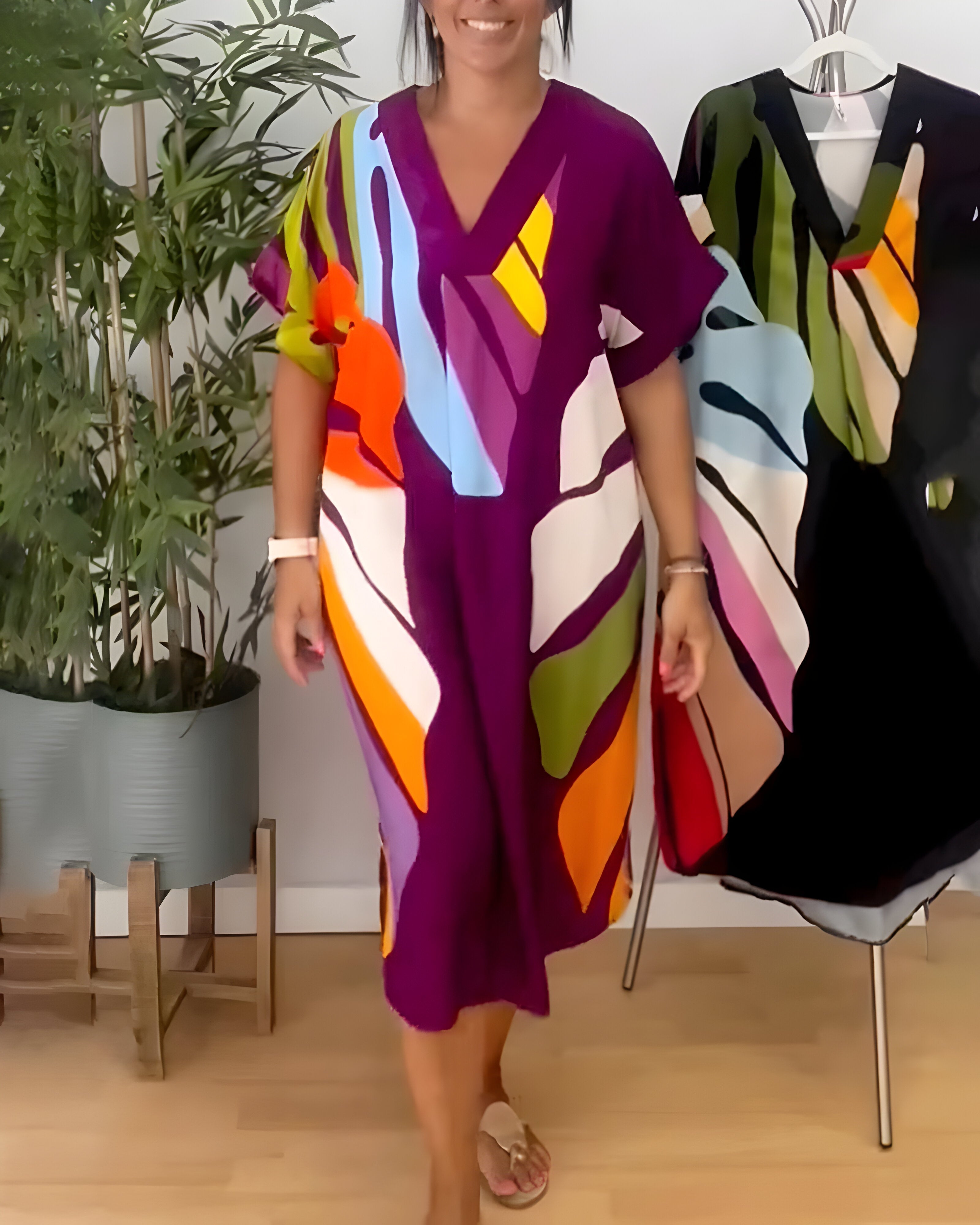 Robe décontractée colorée Rosaline de Danoir Paris, tissu fluide et design tendance, portée sur un fond neutre.