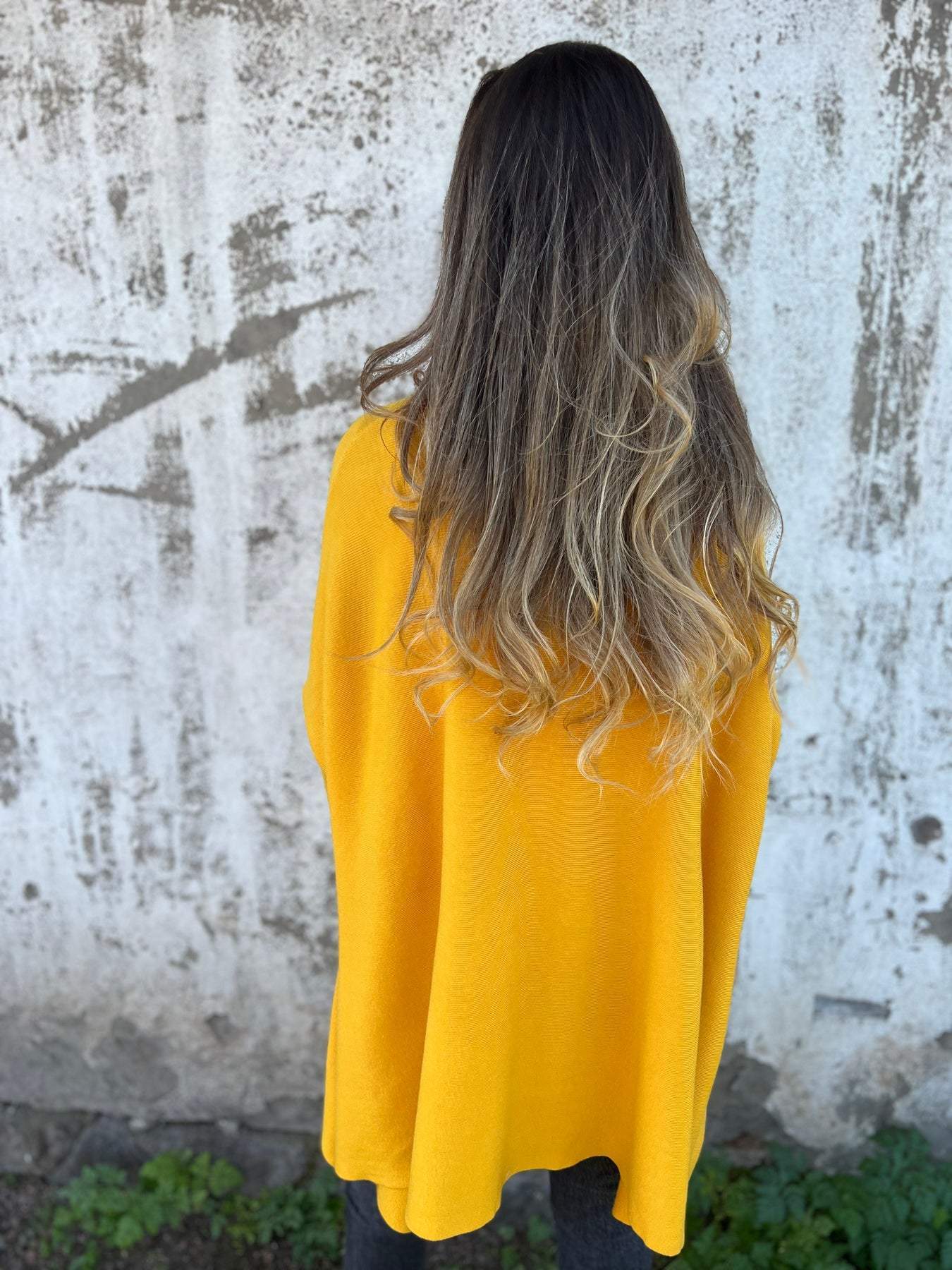 Pull en cachemire élégant Anna de Danoir Paris, couleur crème, porté avec col rond et manches longues.