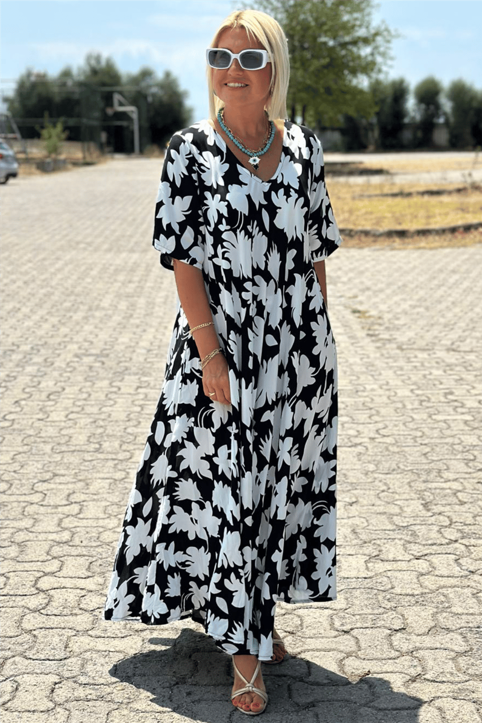 Robe décontractée élégante Brenda de Danoir Paris, tissu fluide et coupe sophistiquée, portée avec accessoires.
