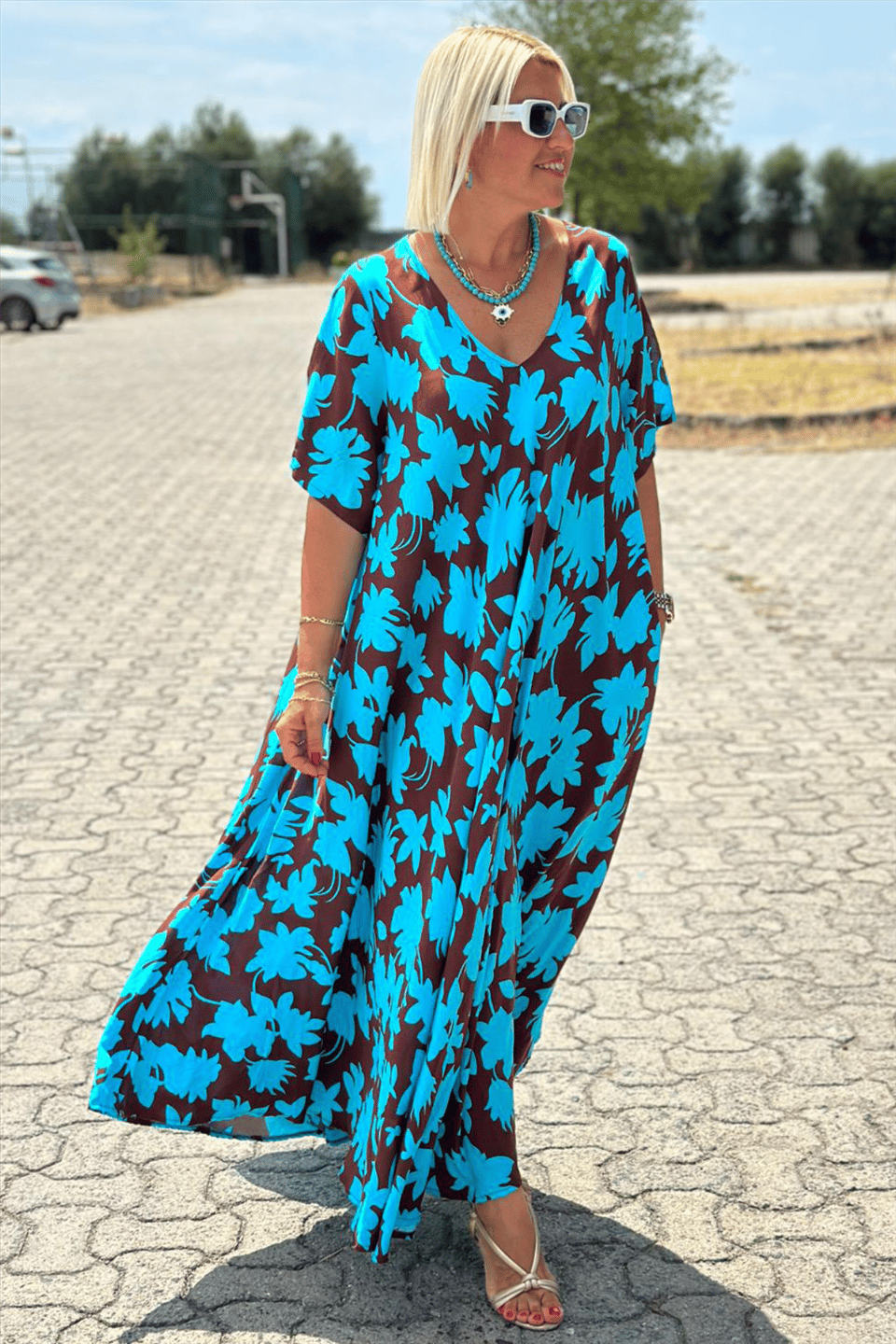 Robe décontractée et élégante Brenda de Danoir Paris, tissu fluide, coupe droite, coloris neutre, portée chic et confortable.