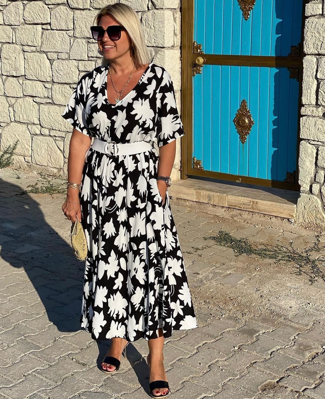Robe décontractée élégante Brenda de Danoir Paris portée, tissu fluide et style chic, idéale pour une tenue sophistiquée.