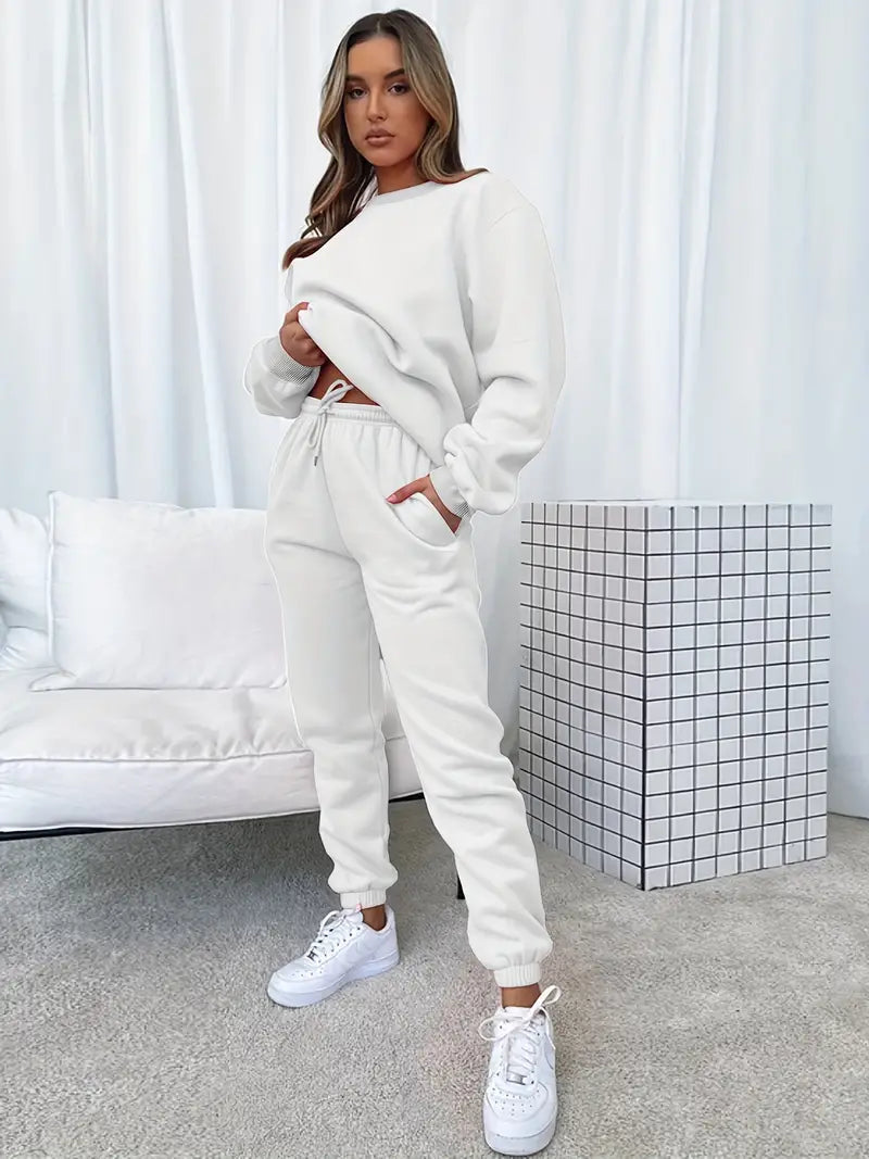 Vêtements d'hiver cozy Brigitte de Danoir Paris, pull et pantalon douillets en tissu chaud, couleurs neutres.