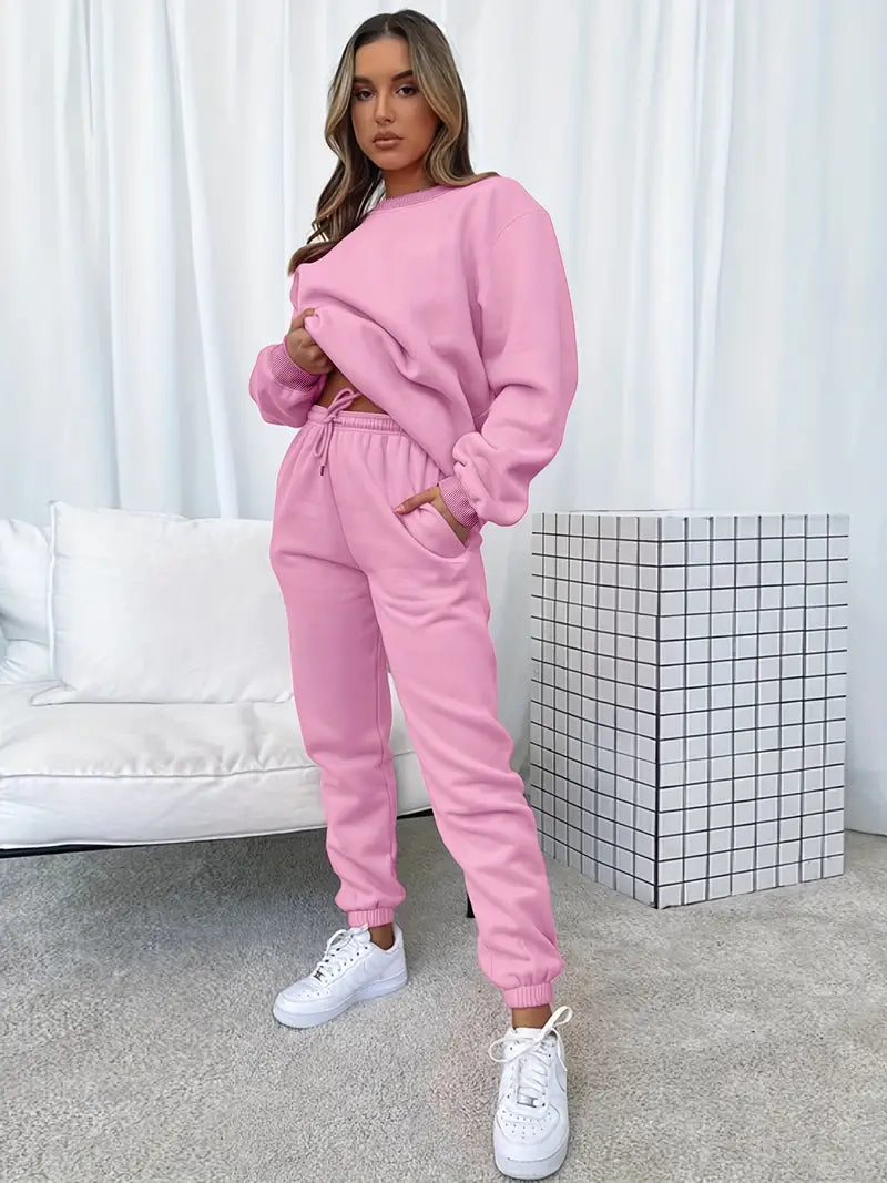 Ensemble hiver cozy Brigitte de Danoir Paris, pull et pantalon douillets en laine douce, coloris gris clair, vue de l'ensemble porté.
