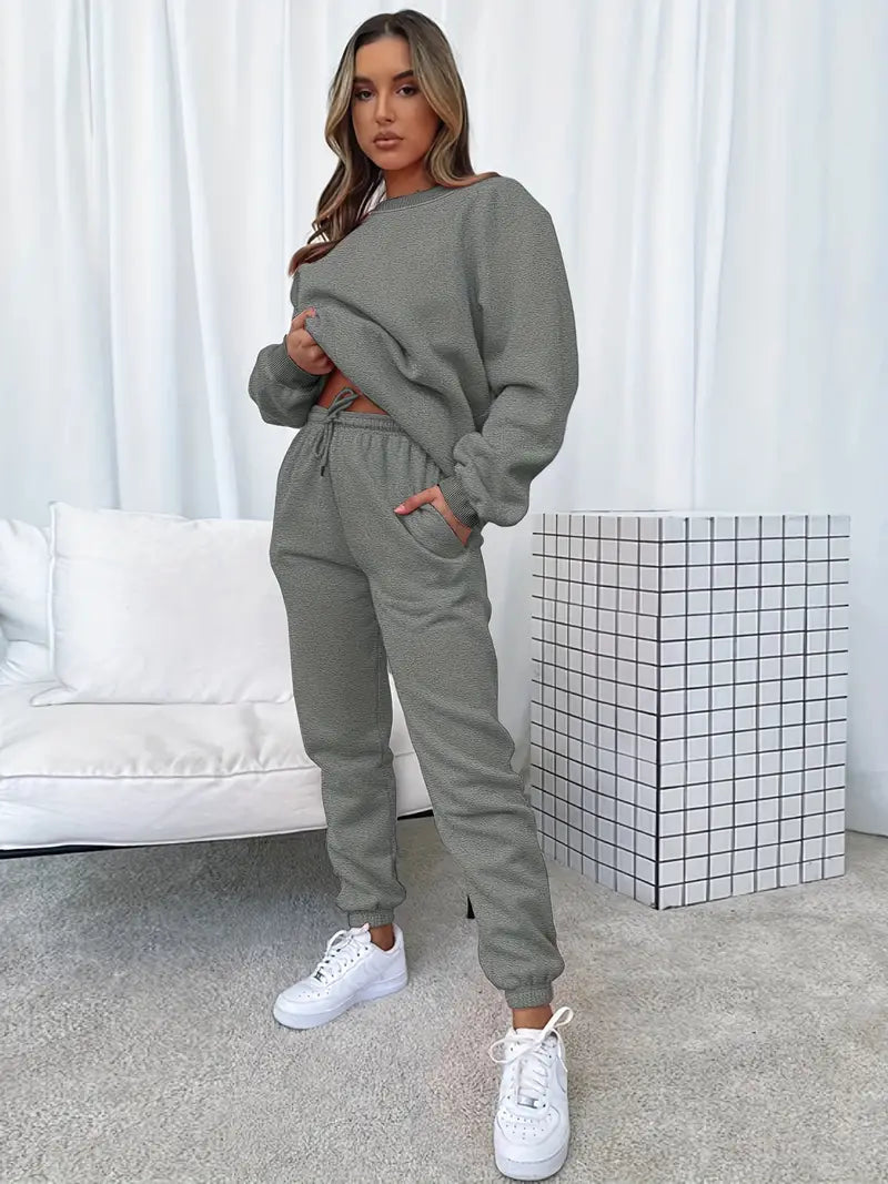 Ensemble hiver Cozy Brigitte de Danoir Paris, pull et pantalon en laine douce, couleurs neutres, porté par un mannequin.