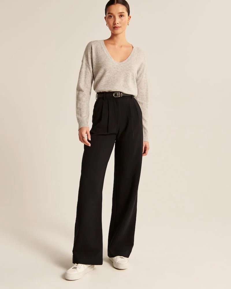 Pantalons confortables et chics Danoir Paris Sophie, tissu doux, coupe élégante, porté avec une blouse blanche.