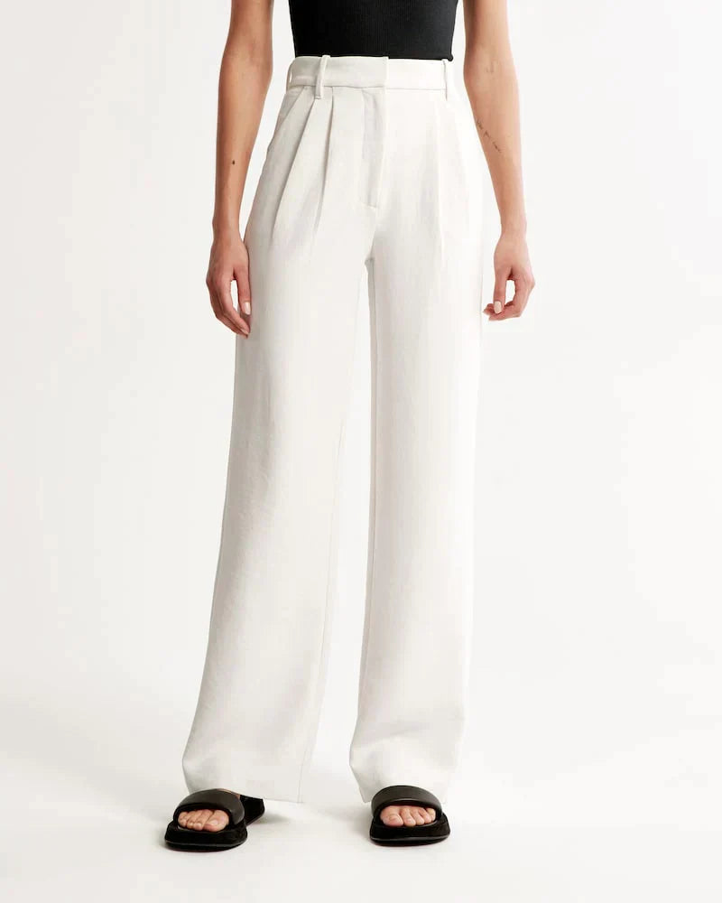Pantalons confortables et chics Sophie de Danoir Paris, mannequin portant le pantalon en tissu léger avec ceinture élégante.