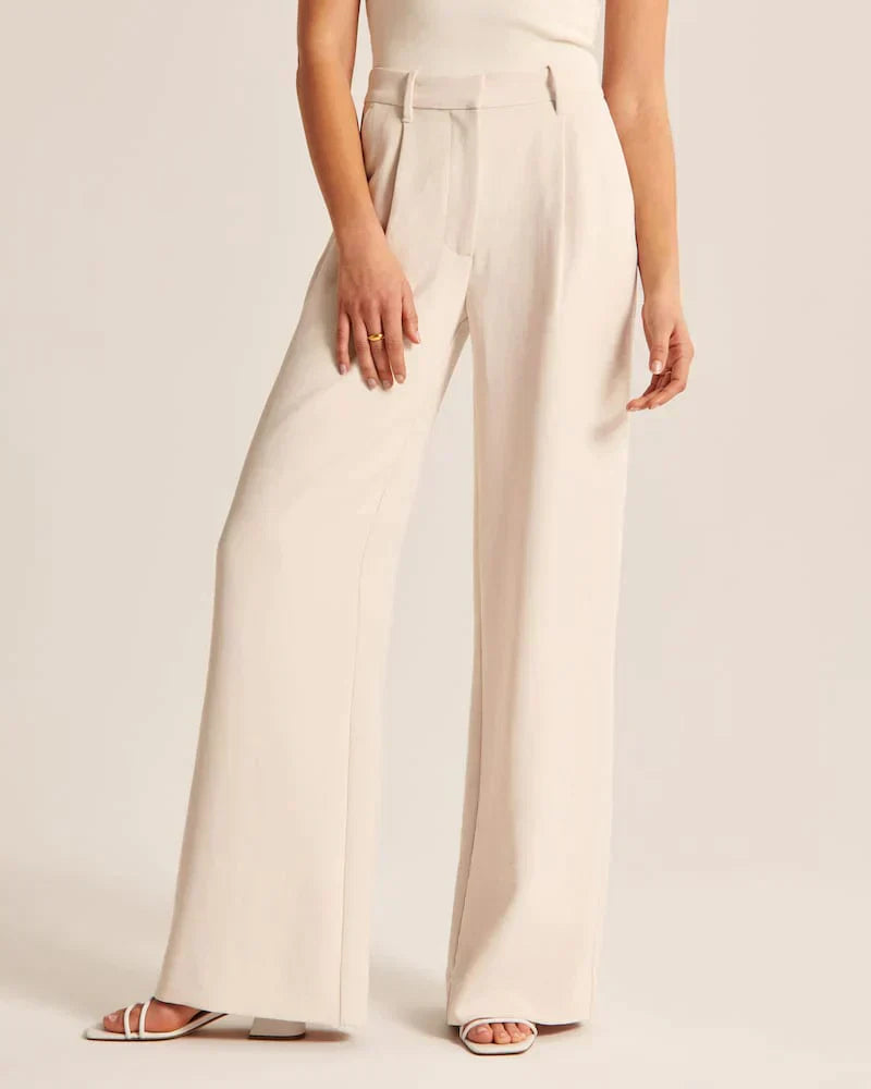 Pantalons confortables et chics Sophie de Danoir Paris, modèle porté avec détails en tissu léger et élégant.