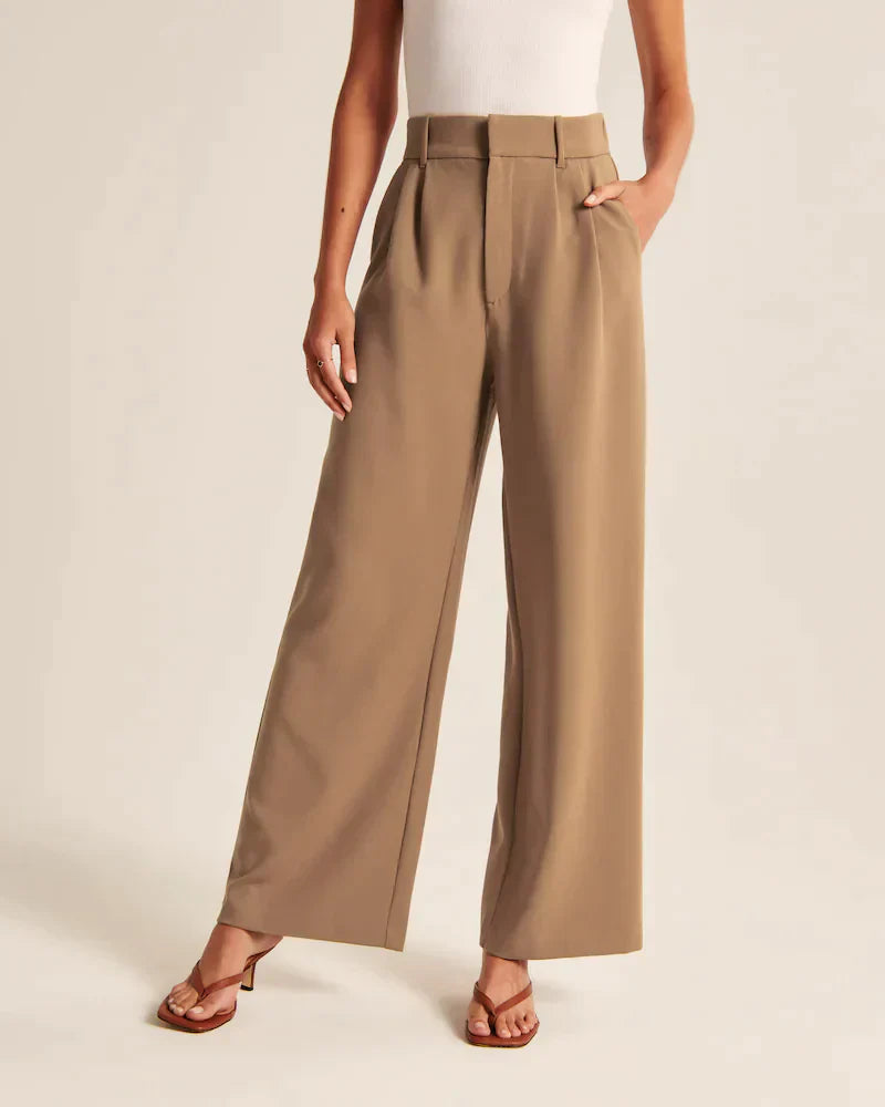Pantalons confortables et chics Sophie de Danoir Paris, tissu doux et coupe élégante, porté en situation décontractée.