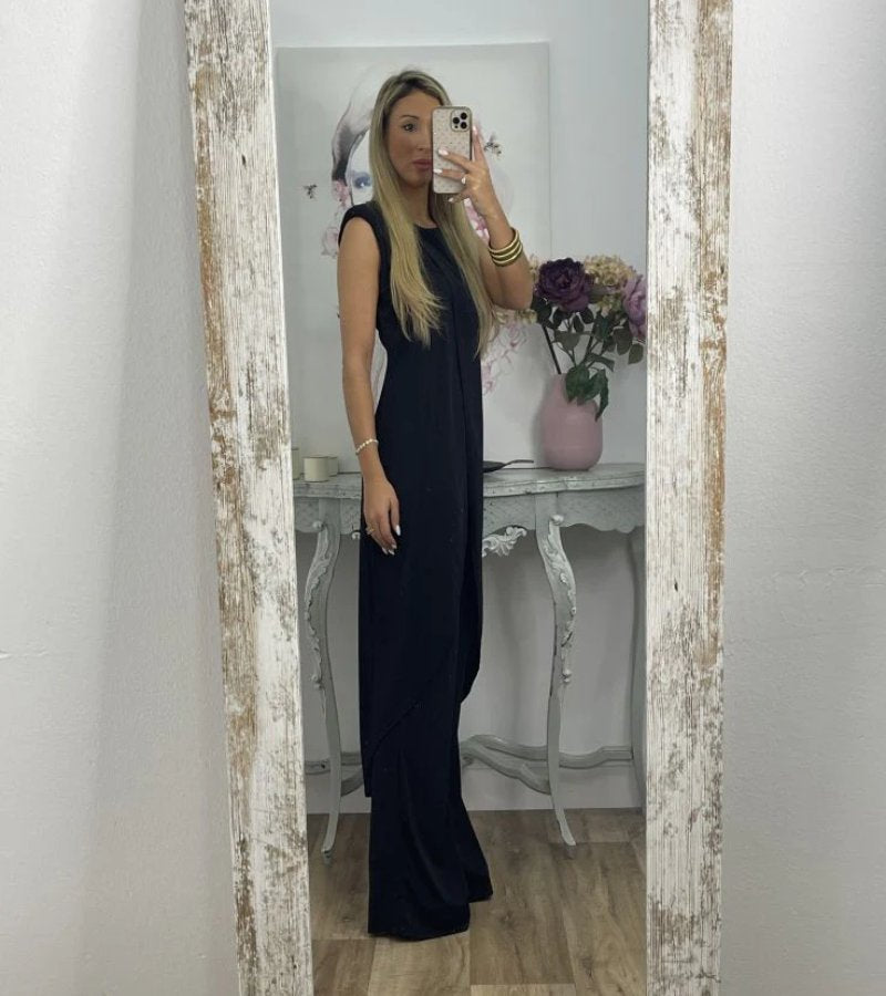 Ensemble chic sans manches Flavia de Danoir Paris, vêtement élégant avec détails sophistiqués, porté sur un fond neutre.