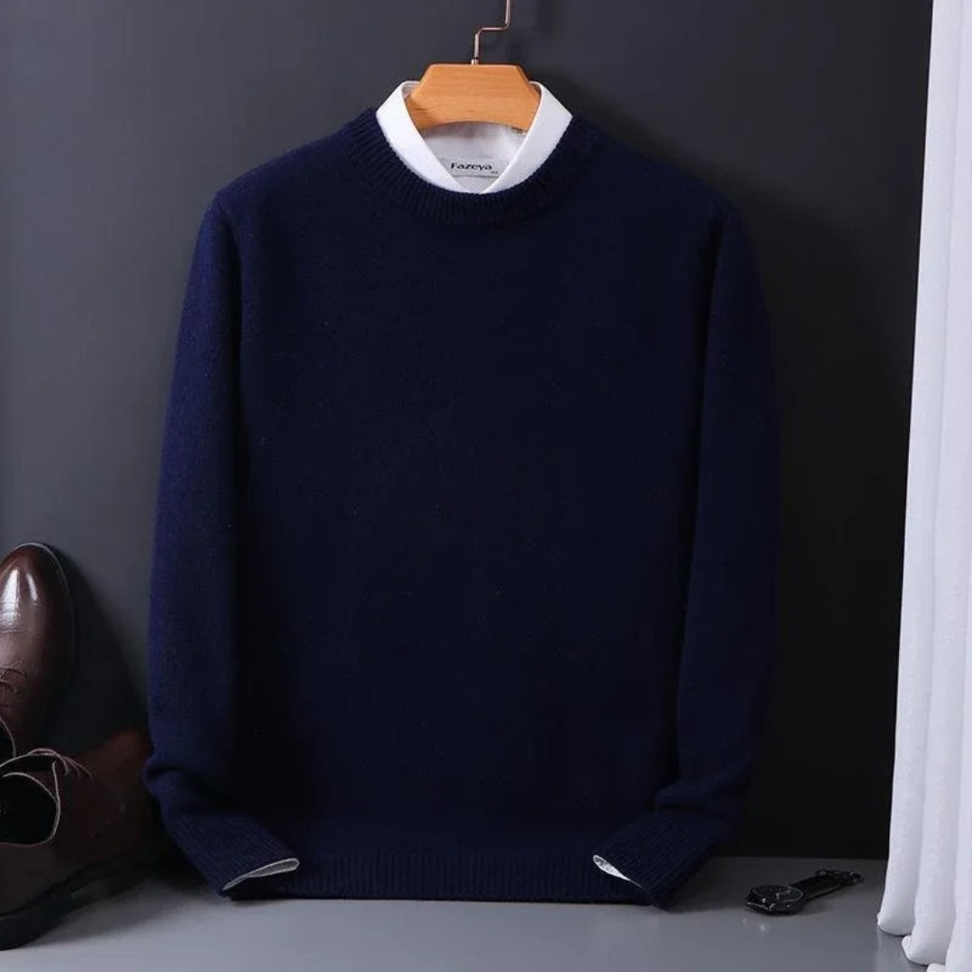 Pull en cachemire noir Danoir Paris, modèle Henri, élégant et doux, porté sur un mannequin avec col rond et manches longues.