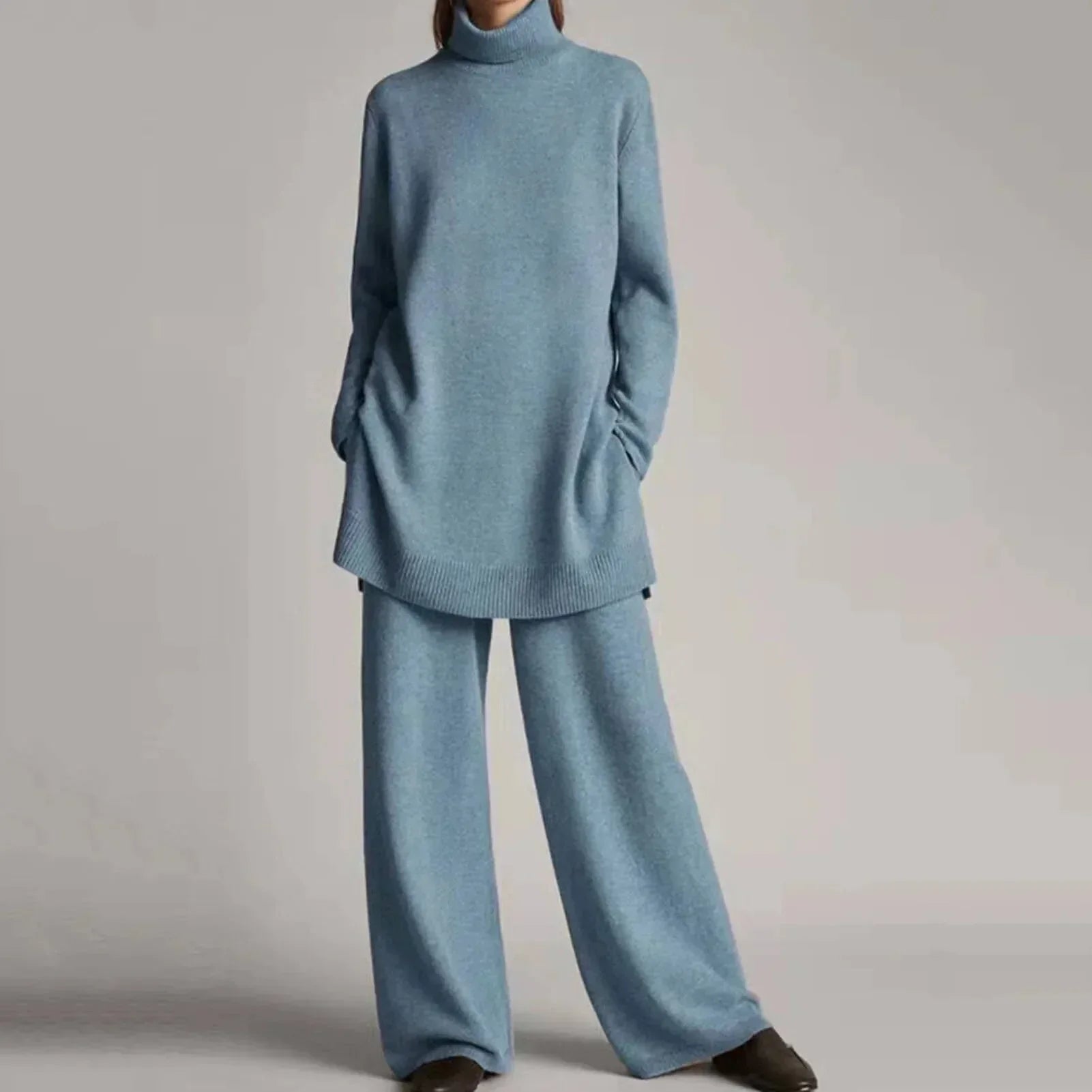 Ensemble chic et confortable Julia de Danoir Paris, avec haut et pantalon en tissu doux, porté par une mannequin.
