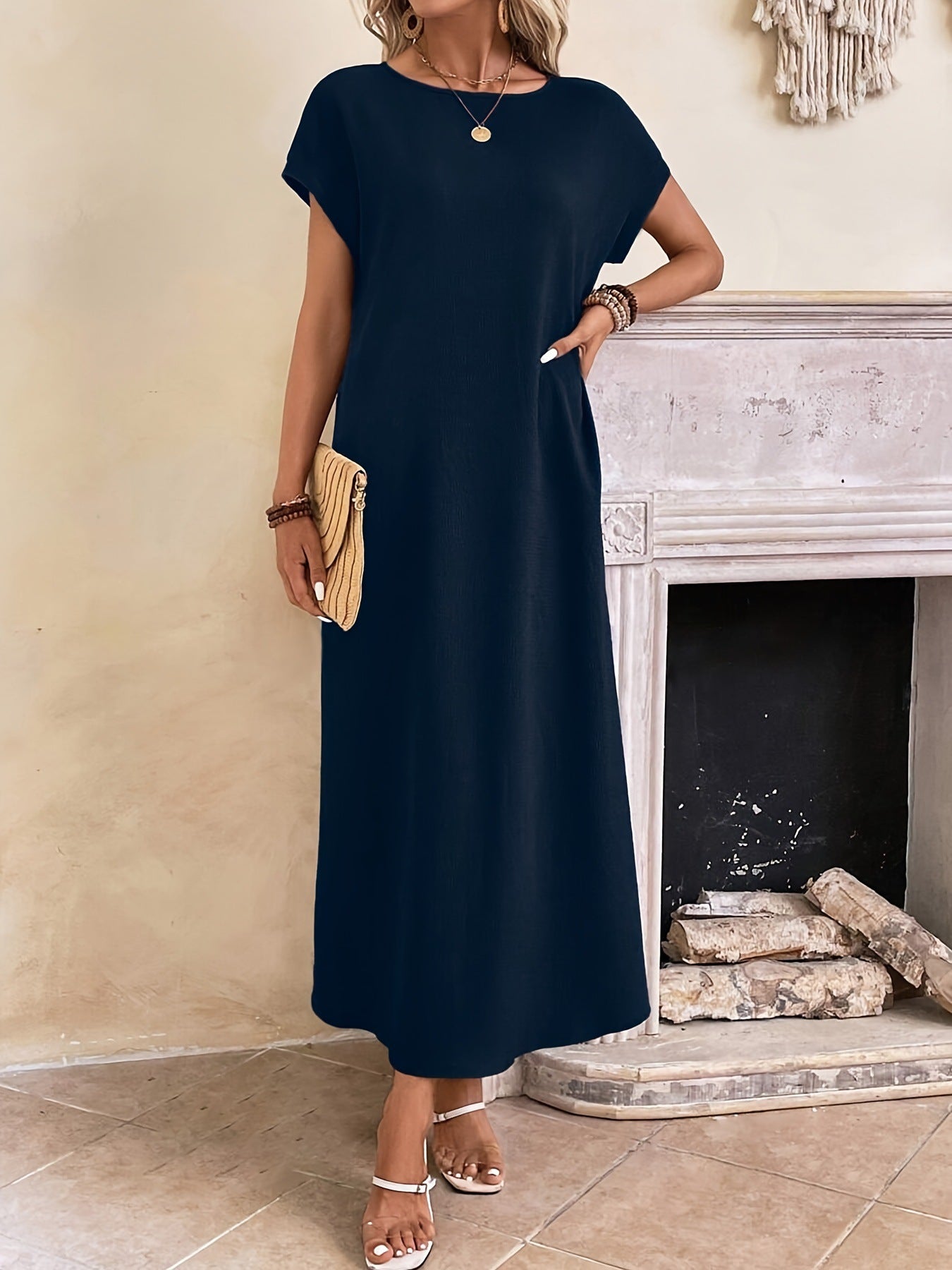 Robe longue élégante et minimaliste Margaux™ de Danoir Paris, en tissu fluide, portée avec accessoires simples, vue de face.