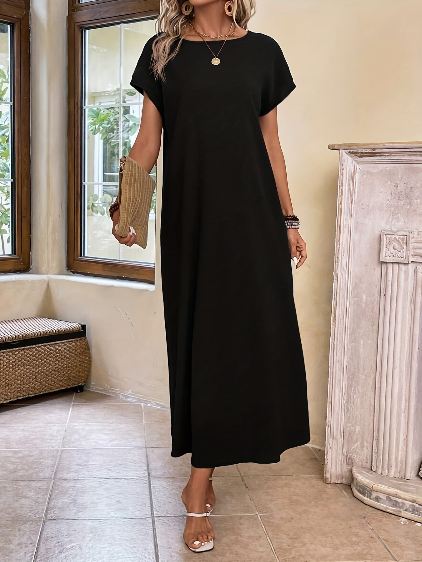 Robe longue élégante et minimaliste Margaux™ de Danoir Paris portée, en tissu fluide, couleur neutre, style sophistiqué.