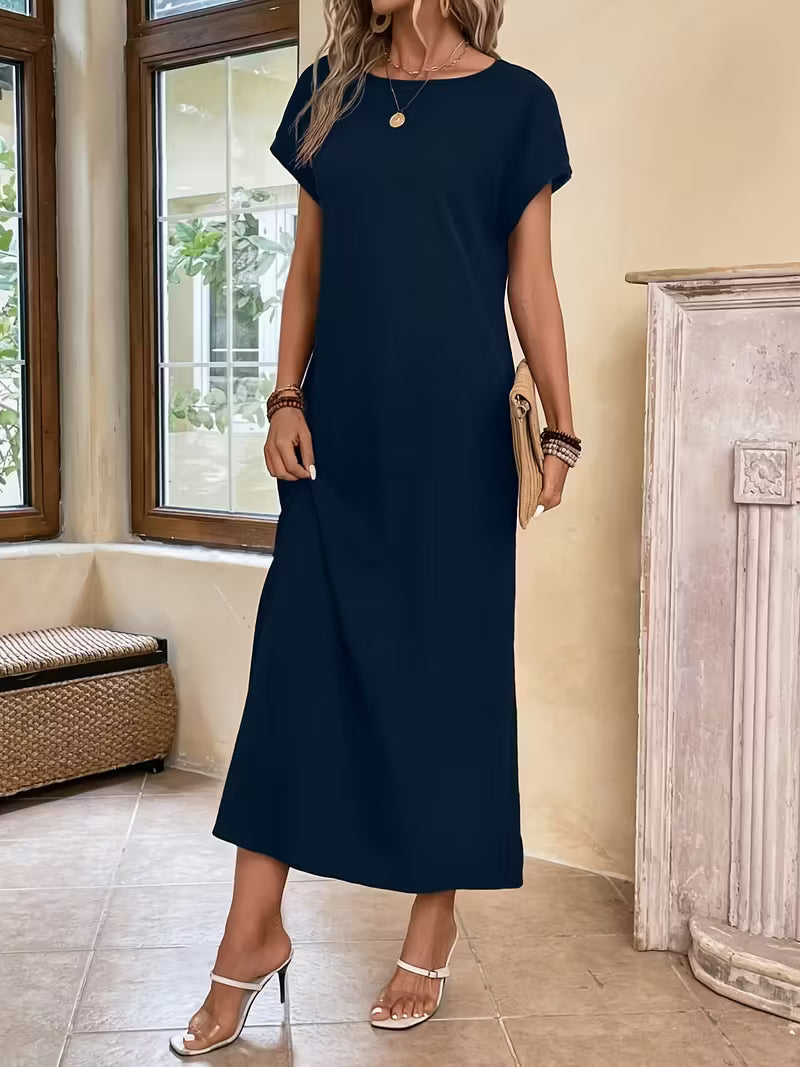 Robe longue élégante et minimaliste Margaux™ de Danoir Paris, tissu fluide et coupe sophistiquée visible sur l'image.