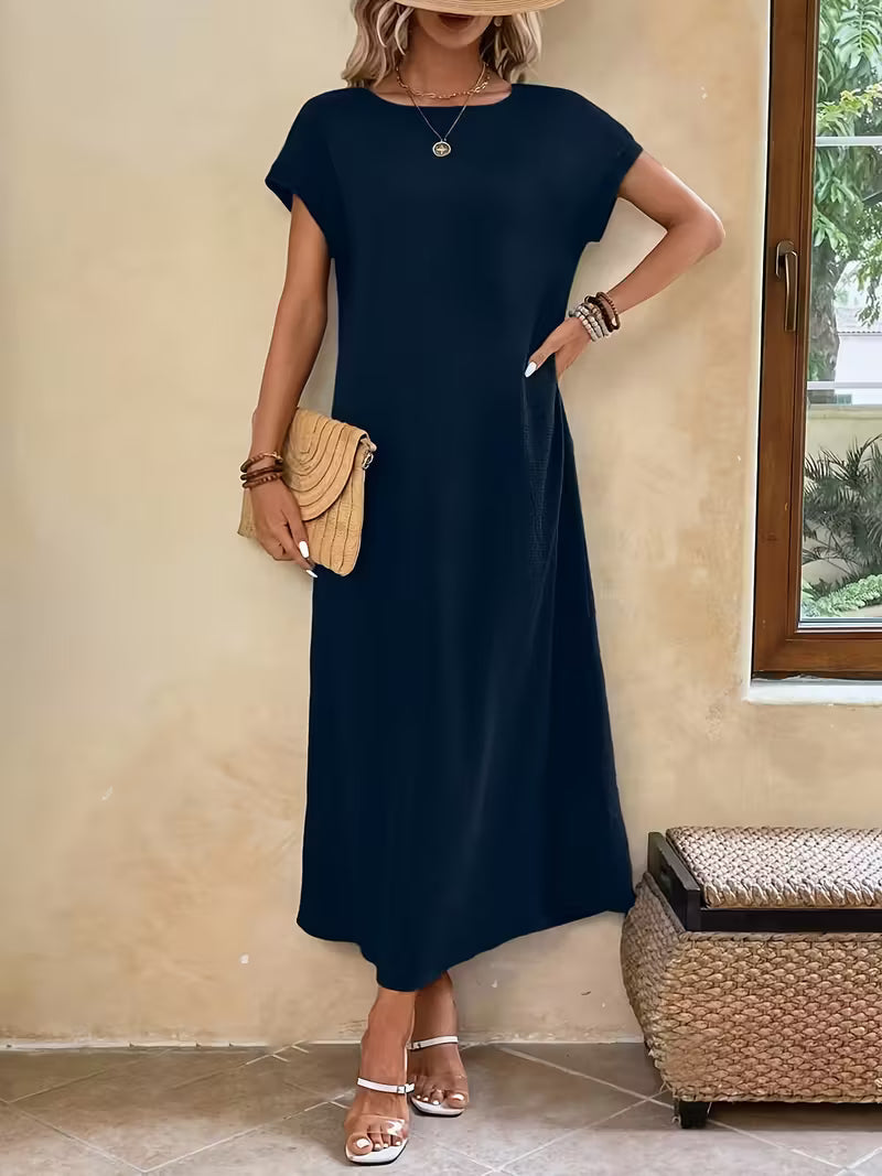 Robe longue élégante et minimaliste Margaux™ de Danoir Paris, en tissu fluide, portée avec détails simples, vue de face.