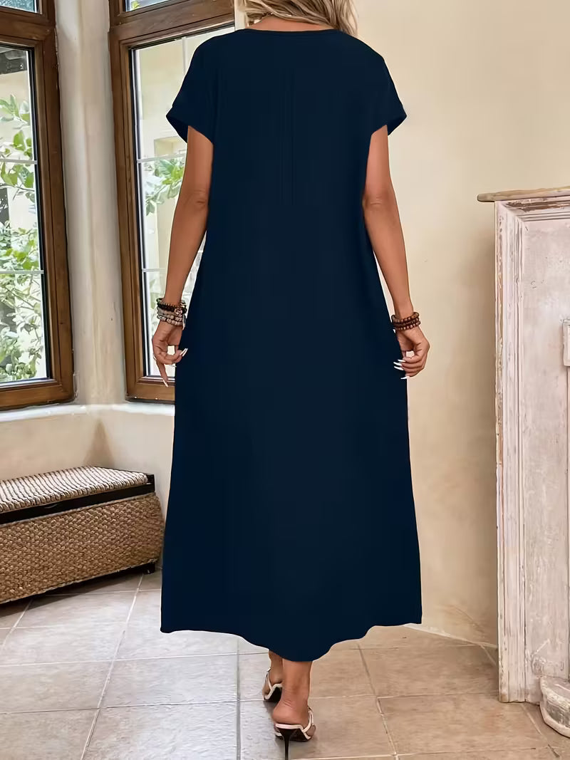 Robe longue élégante et minimaliste Margaux™ de Danoir Paris, tissu fluide et coupe raffinée, portée en contexte élégant.