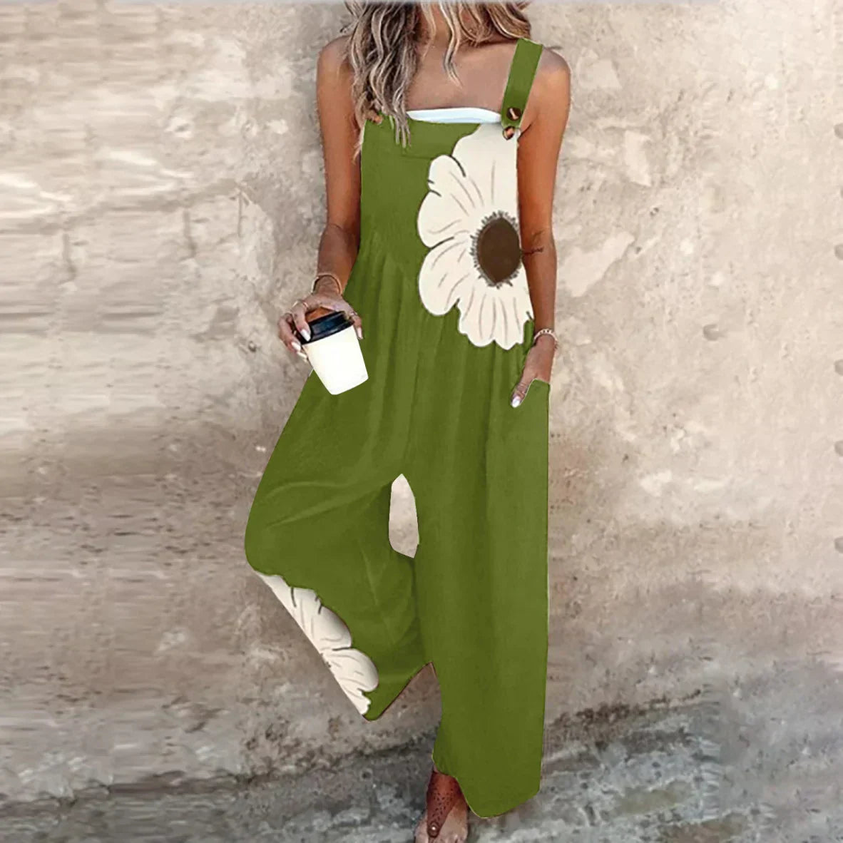 Salopette imprimée Danoir Paris en tissu confortable, style décontracté et tendance, portée en mode casual.