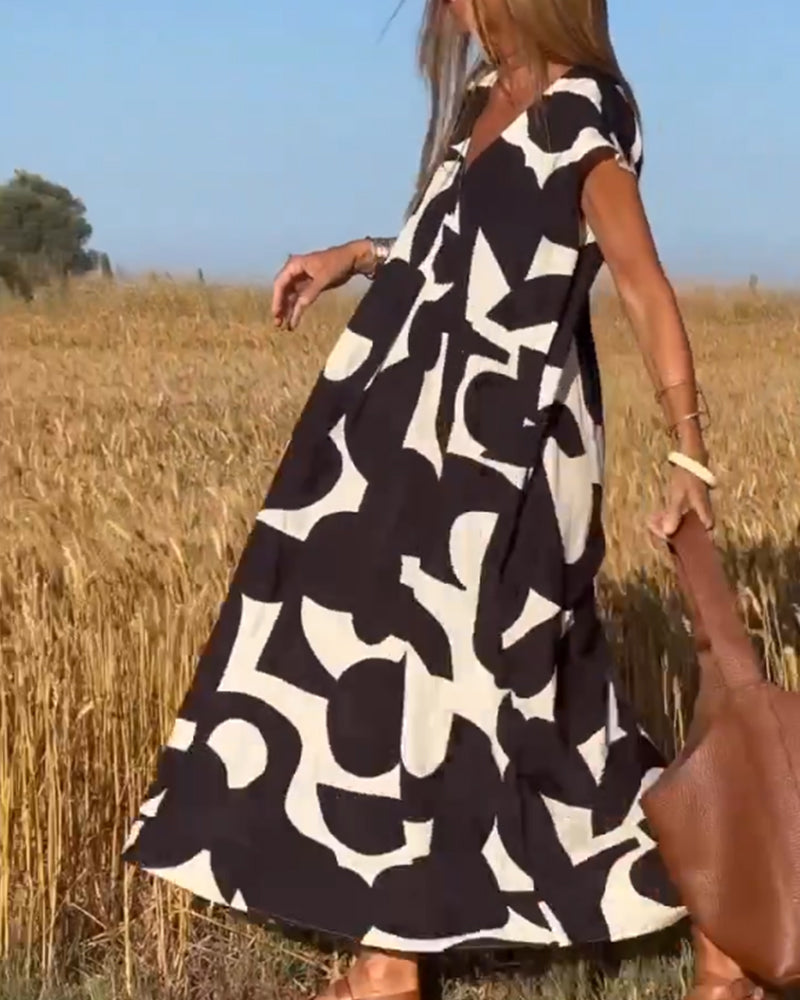 Robe chic et fluide Stéphanie de Danoir Paris, en tissu noir élégante, portée avec style et sophistication.