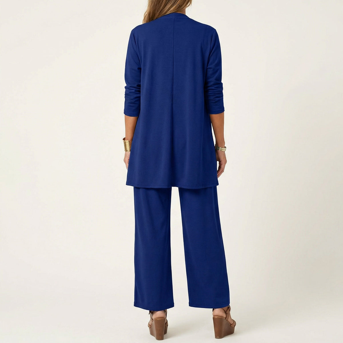 Ensemble minimaliste trois pièces Vivienne de Danoir Paris, comprenant un haut, un pantalon et une veste élégante.