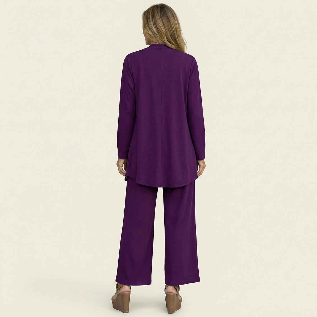 Ensemble minimaliste en trois pièces Vivienne de Danoir Paris, comprenant un haut, un pantalon et un blazer gris.