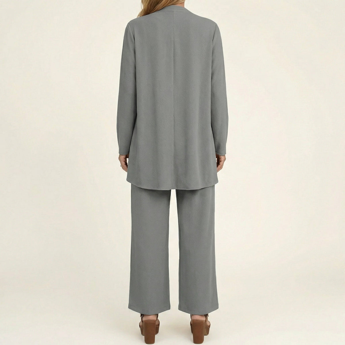 Ensemble minimaliste 3 pièces Vivienne de Danoir Paris, avec haut, pantalon et veste en tissu doux, porté dans un style élégant.