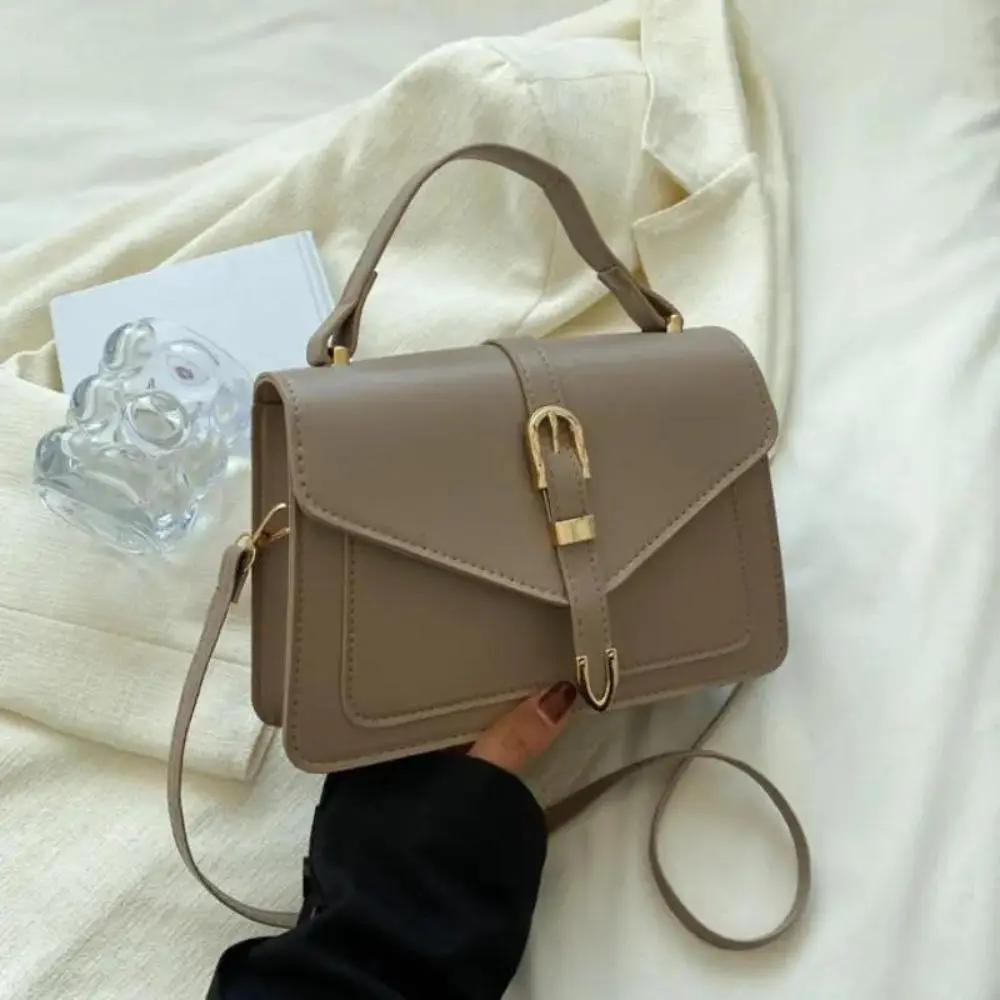 Sac à bandoulière minimaliste Tessa de Danoir Paris, élégant et chic, en cuir noir avec détails sophistiqués.