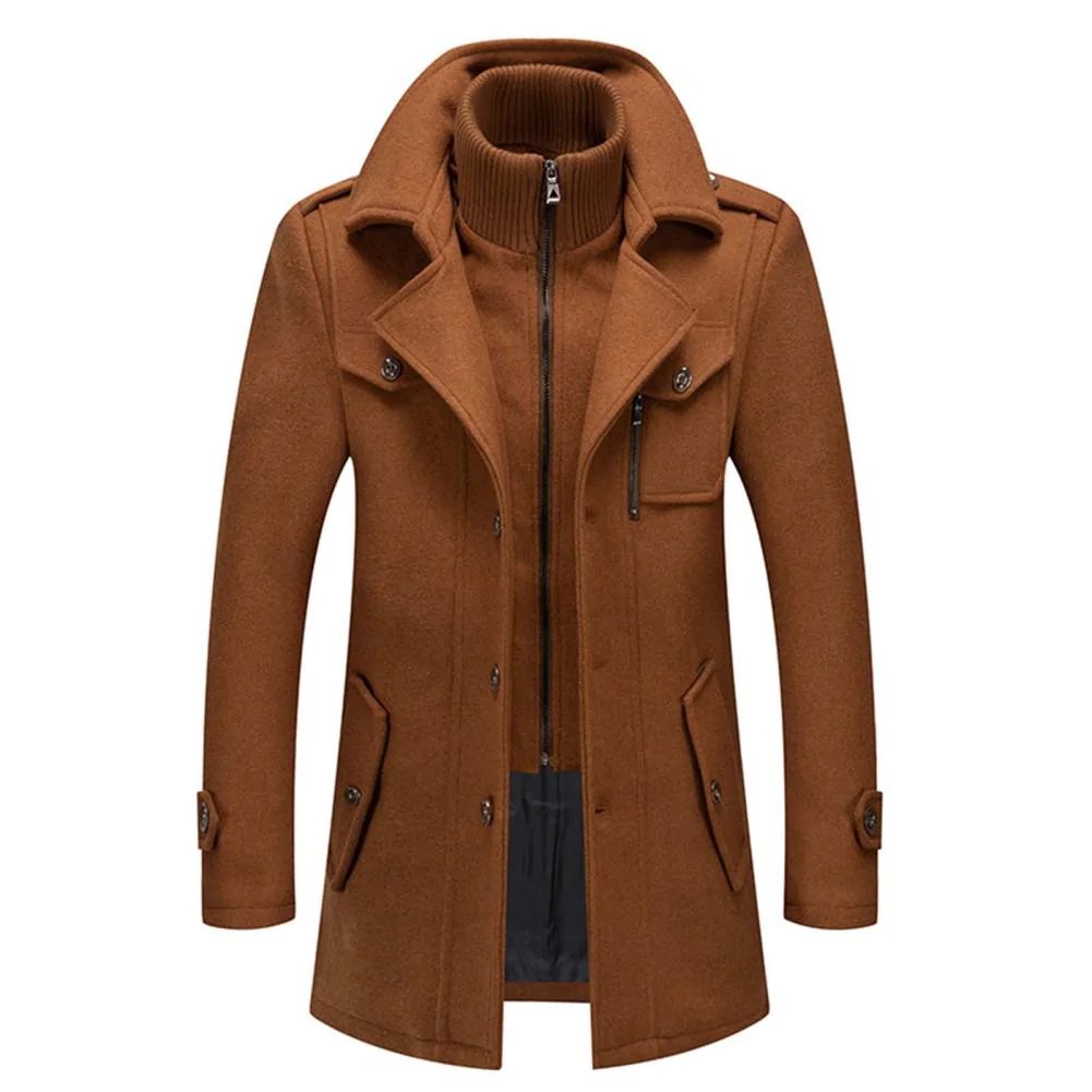 Manteau homme Élite de Danoir Paris, tissu chaud et élégant, porté par un modèle en extérieur.
