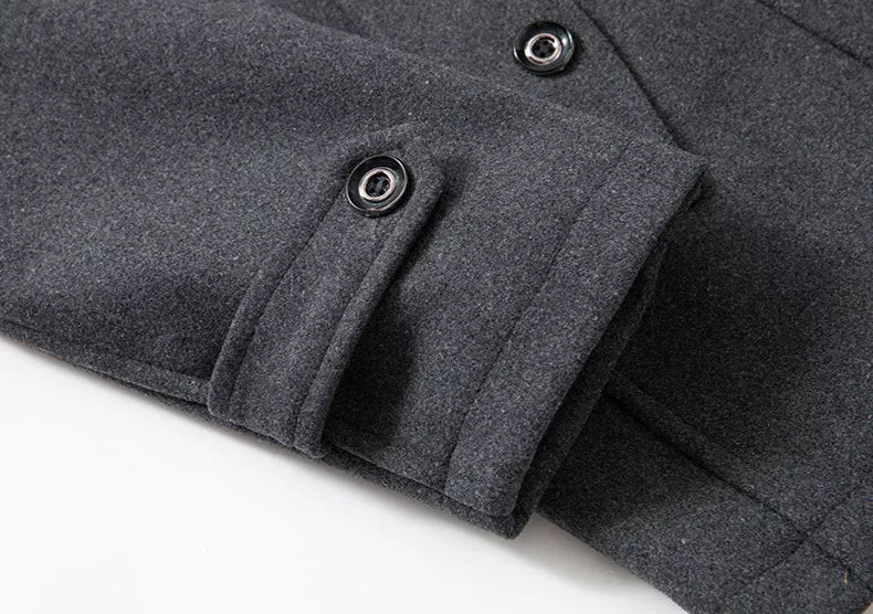 Manteau homme Danoir Paris Élite en tissu chaud, coupe élégante avec col montant et poches, porté sur mannequin.