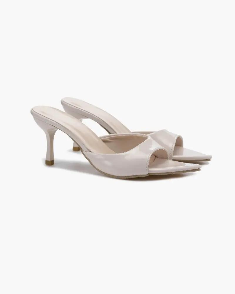 Escarpins Gia de Danoir Paris en cuir noir avec talon moyen et design élégant, visibles en gros plan.