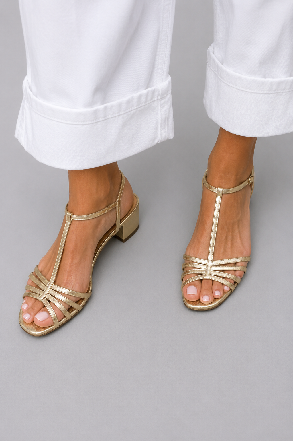 Sandales dorées Danoir Paris Allegra, élégantes et confortables pour un style quotidien, avec bride fine et semelle élégante.