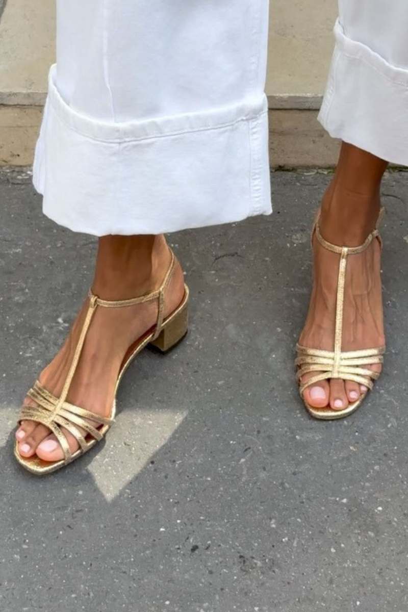 Sandales dorées Danoir Paris Allegra, élégantes et confortables, parfaites pour un style quotidien chic, visibles en gros plan.