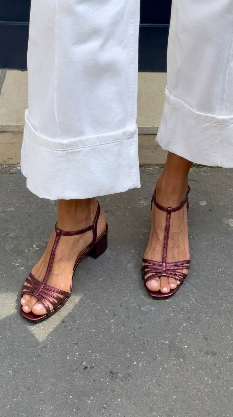 Sandales dorées Allegra de Danoir Paris, élégantes et confortables, visibles sur une femme portant une tenue décontractée.
